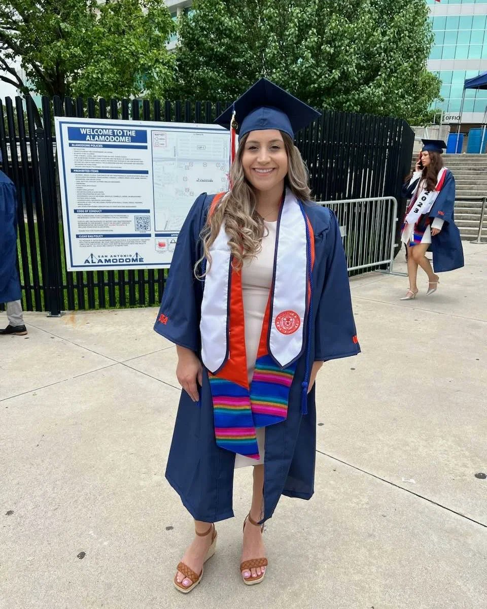 utsafosteringfp's tweet photo. 🔥 We are proud to share these amazing photos of a few of our grads who walked the stage this weekend! A BIG #birdsup to each and every one of you! 🧡🤙💙

👀 Peep the blue cords worn by each of our graduates 🔹️ https://t.co/zo3ePgoVPZ