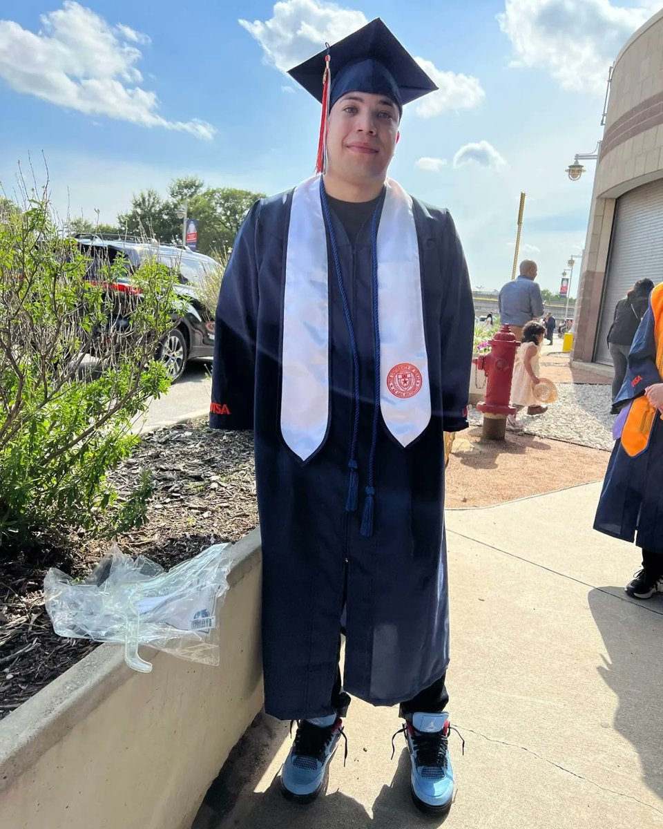 utsafosteringfp's tweet photo. 🔥 We are proud to share these amazing photos of a few of our grads who walked the stage this weekend! A BIG #birdsup to each and every one of you! 🧡🤙💙

👀 Peep the blue cords worn by each of our graduates 🔹️ https://t.co/zo3ePgoVPZ