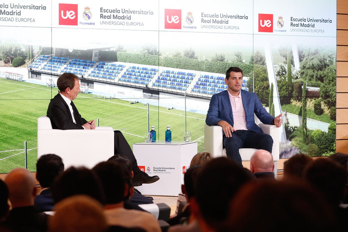 RealMadridUE's tweet photo. Hoy inauguramos nuestra Semana Blanca con @IkerCasillas 🏆⚽️
#WhiteWeek #RealMadrid #TrainYourDreams https://t.co/uYwU0iIY1Z