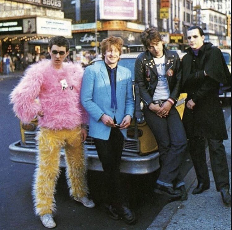 VIRGINRINGO's tweet photo. Rest in peace Algy🖤 E’ scomparso #Algyward uno dei miei 3 bassisti preferiti punk al mondo insieme a #Jeanjackburnell degli @StranglersSite e #Deedeeramone dei @RamonesOfficial Un suono punk come #Lovesong in #Machinegunetiquette nn si era mai sentito nel 77.. #rip #punkrocker https://t.co/NFZ7lj6mVo