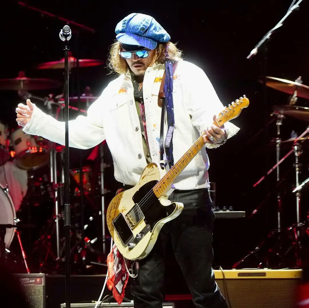 #Repost raphph 
——
Johnny Depp playing as part of Jeff Beck Tribute Concert tonight at Royal Albert Hall
#jeffbeck #jeffbecktribute #johnnydepp #royalalberthall #ericclapton #ronniewood #imeldamay #billygibbons #gigphoto #gigphotography #gigphotographer #london 
22 mai 2023