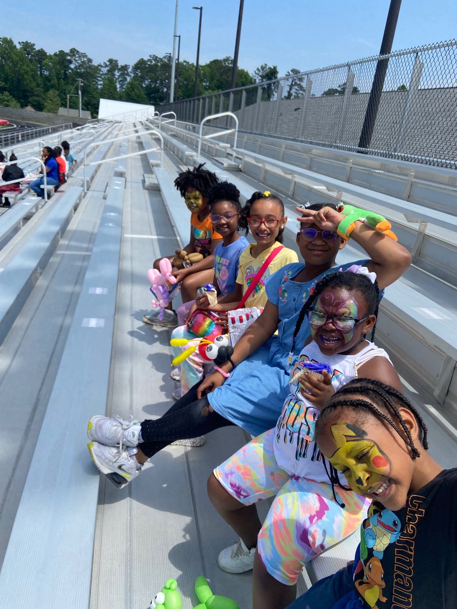 zrogers's tweet photo. What an awesome experience for our Beagle crew today! These students accepted the Superintendent’s Challenge and represented Arden Elementary as our top readers! https://t.co/BOBVQl60Wx