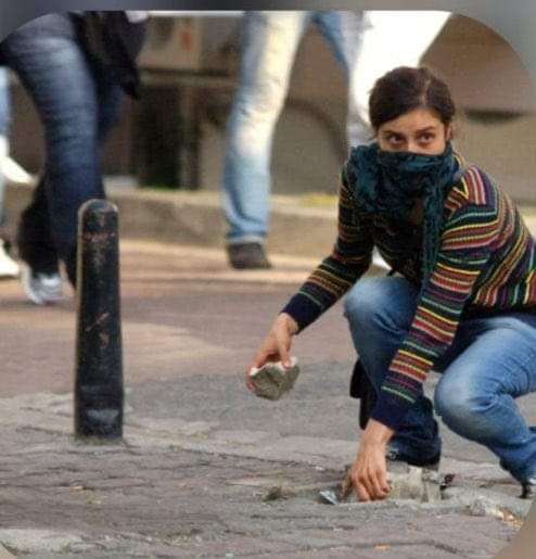 Montajcı değil sadece, kumpasçı aynı zamanda…
6 yıl önce 👇fotoğrafı da Meclis kürsüsünden(yazık) kamuoyunun gündemine sokan kendisiydi. 
Sizlerin oyu ve benim annem de olmak üzere bütün annelerin ahı gönderecek bu montajcı, kumpasçıları…
#KararVer