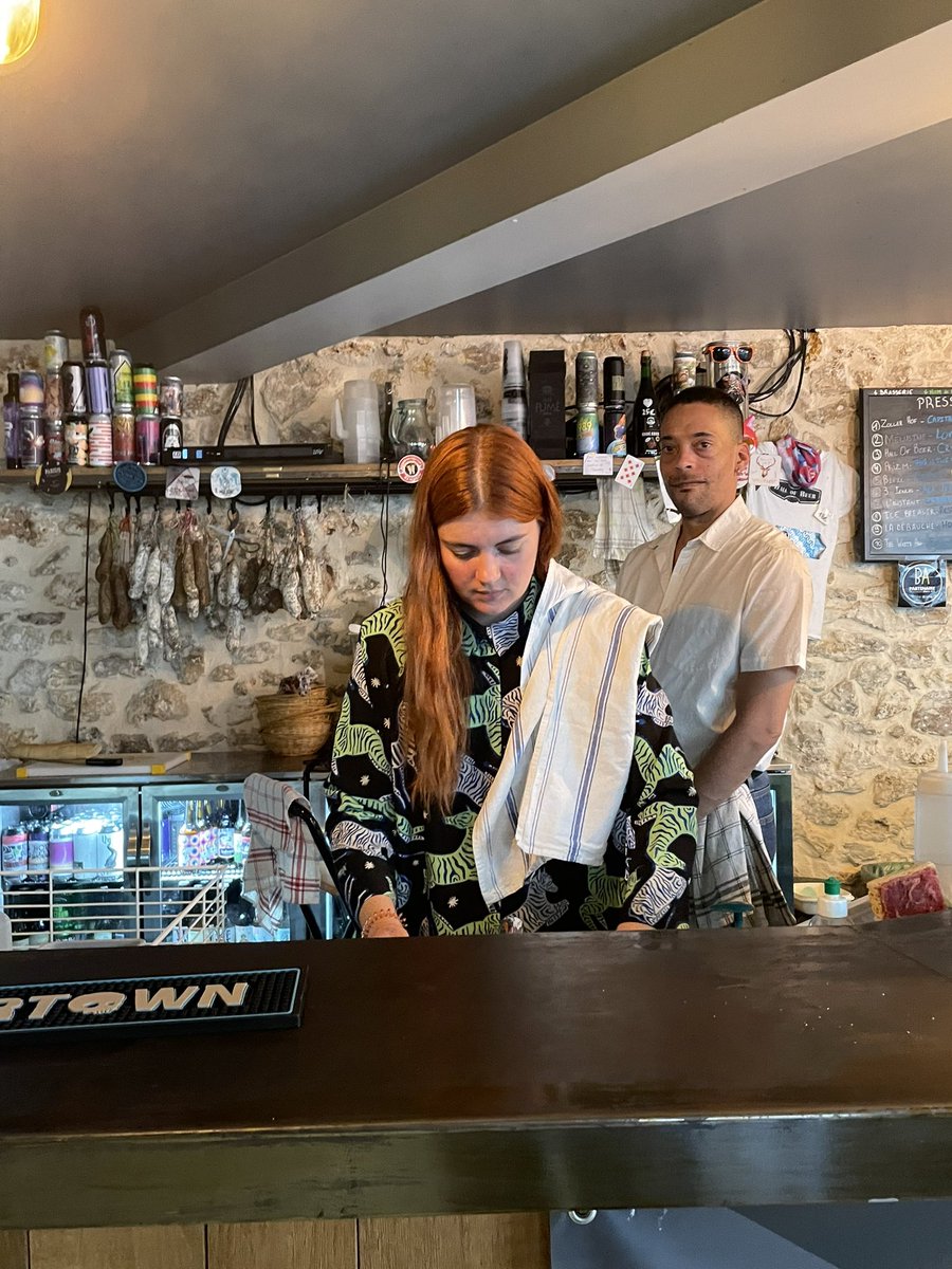 sil_y_am's tweet photo. #pint23 c’est une conférence scientifique grand public dans un bar 😎 ce soir on était au #hallofbeer à Orsay, c’était incroyable, merciii 😍😍 https://t.co/8cfnbTtgXk