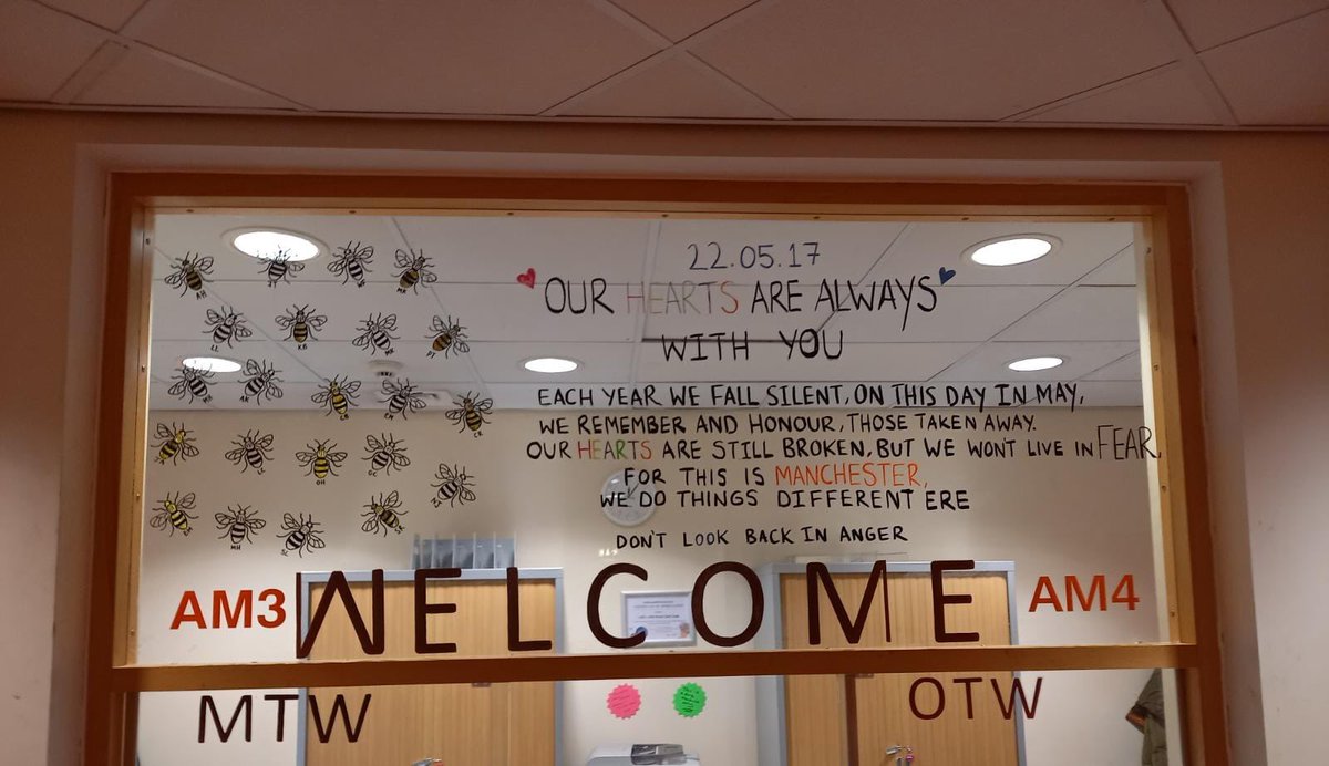 Such a lovely tribute on the ward today, Remember the 22 🤍🐝 <a href="/MFT_MRI/">Manchester Royal Infirmary</a>