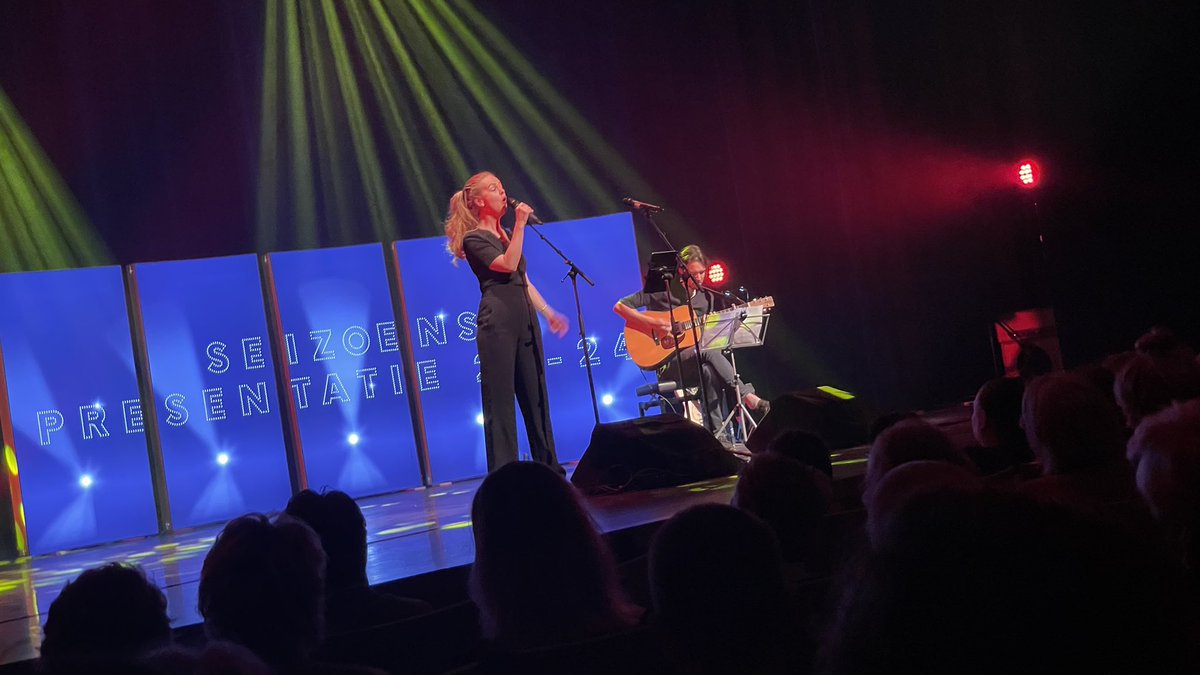 MargrietBenak's tweet photo. Bij Seizoenspresentatie in @DeNieuweKolk met bijzondere seizoensopening; de musical Mama Mia van woensdag 27 september tot en met zondag 1 oktober: als enige theater in
#Drenthe ; voorproefjes alvast van oa #DennisvanAarssen, #JimdeGroot, #LisaOstermann en koor @DeNieuweKolk 💪 https://t.co/0IeI8Gm7MH