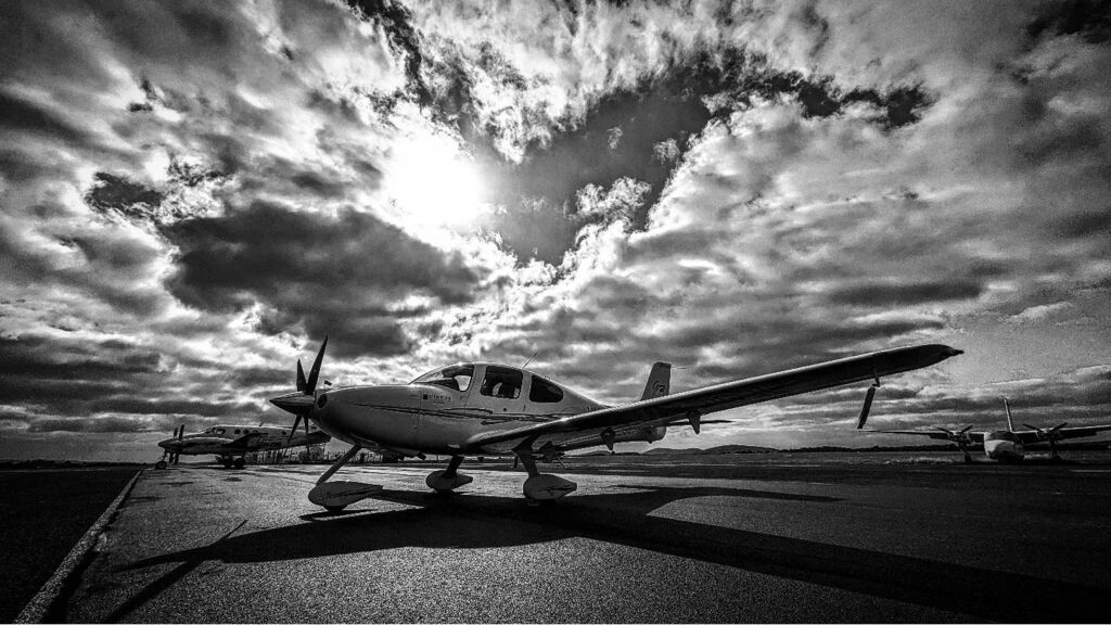 #latergram 
Autumn sun.

#Cirrus #SR22 #cirruslife #thecirruslife #flying #whyifly #pilot #pilotlife #avgeek #aviation #generalaviation #1kfollowers