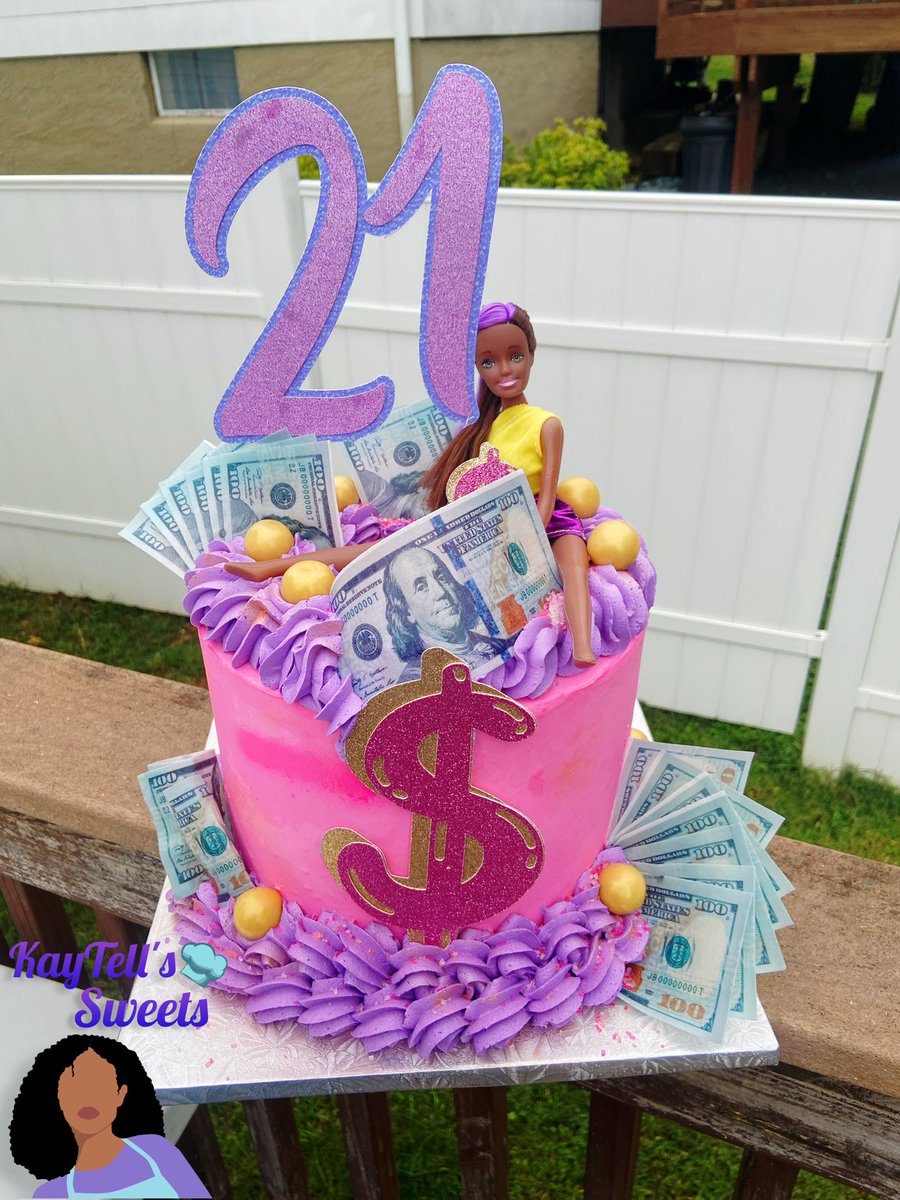 KayTellsSweets's tweet image. Some more cakes I’ve done recently.

Summer time is full baking 😇