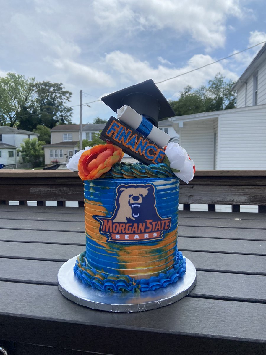 KayTellsSweets's tweet image. Some more cakes I’ve done recently.

Summer time is full baking 😇