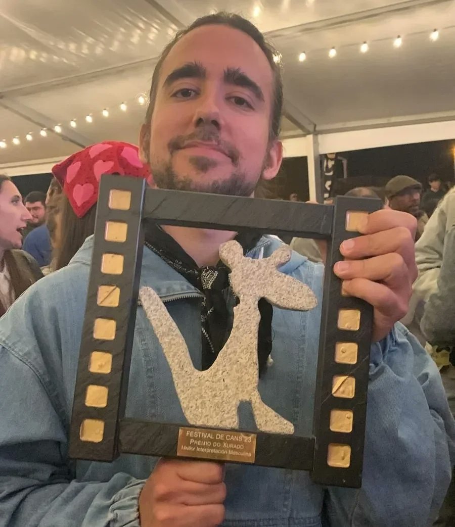 comareacast's tweet photo. Parabéns a nuestro querido #Tatán que acaba de recibir el Premio Somos AISGE Mejor Interpretación Masculina por #oCoidado de Miguel Canalejo en la XX @festivaldecans @aisge
Enhorabuena a todxs !!
#TalentoComarea #ComareaCast #Representante
#FestivalDeCans
📸#FernandoCarreira https://t.co/lCCfLAnOow