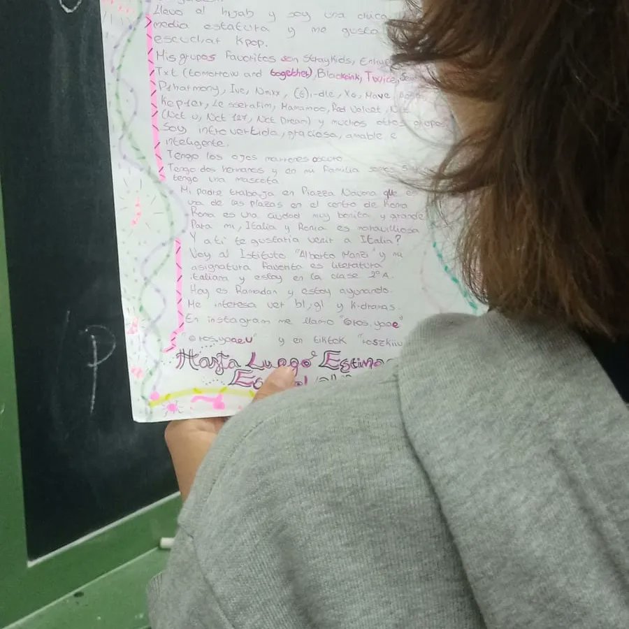 JuanCierva30's tweet photo. Viernes 19 de mayo recibimos #Intercambiodecartasmanuscritas entre  #ICAlbertoManzi de Roma y el @JuanCierva30. Han participado los grupos de la ESO: 1 C,1 E,3B y 3 E con la profesora Esmeralda, Lengua.Escribir cartas favorece competencia lingüística y comunicación entre  pueblos https://t.co/BYMgDr17l2