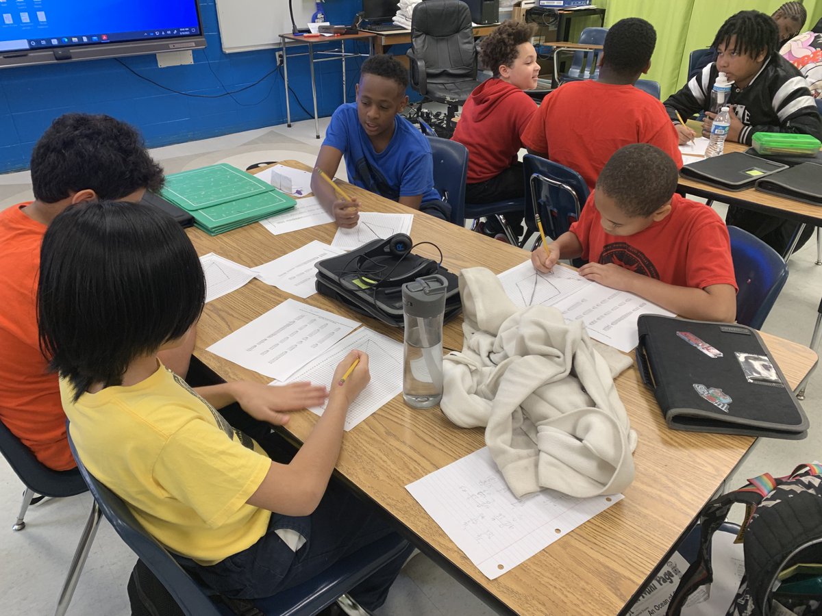 Mrs. Robinson's 5th graders were learning how to graph points on a coordinate grid.  After they learned how to do it, they plotted points to make a mystery picture, which was a kite. #CelebrateFonde <a href="/MobilePublicSch/">MobilePublicSchools</a> #LearningLeading