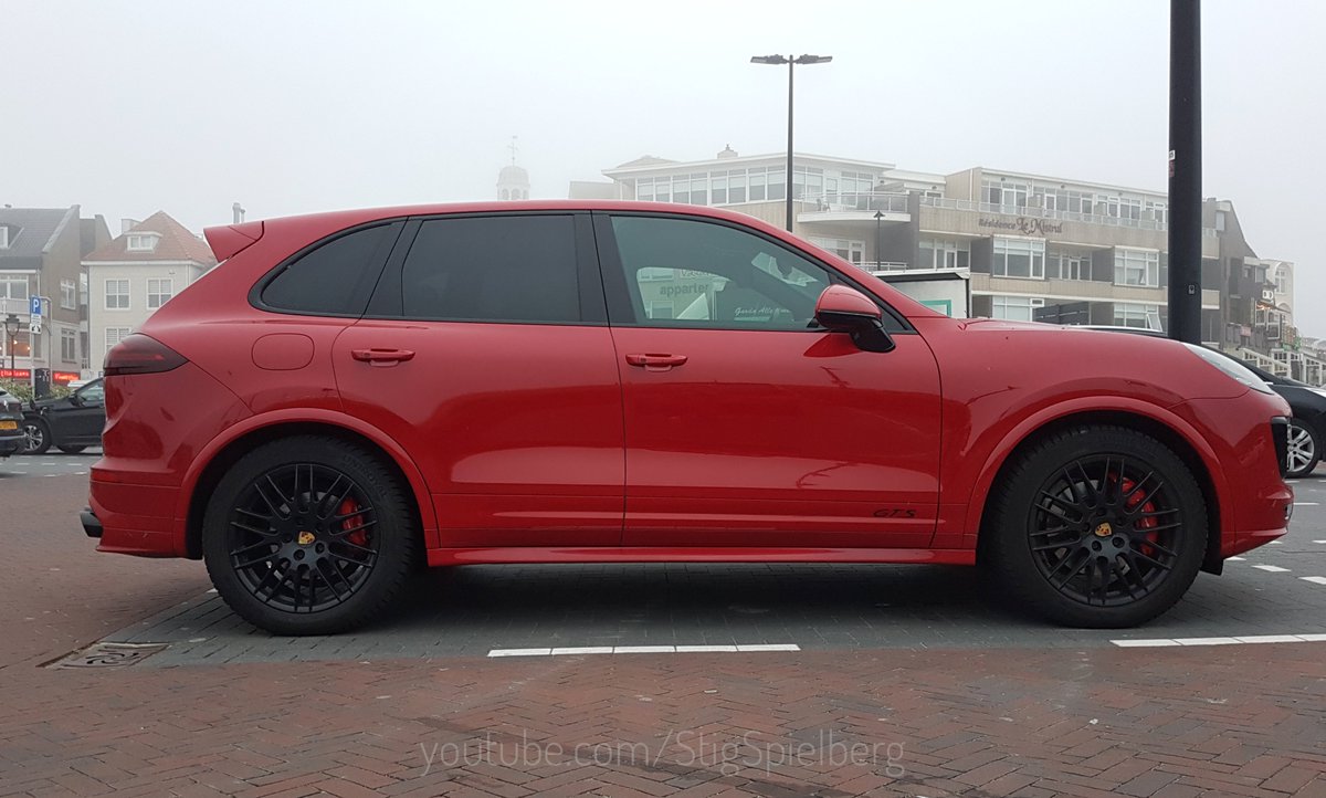 StigSpielberg's tweet photo. Do you know the joke about that guy that wanted to get an ice cream at the boulevard at sunset after a sunny day?
What sunset? Local fog from sea ruined it.😮
Luckily, the cars present lightened up the grey surroundings.😉
#Maybach #GLSMaybach #Cayenne #Q7 #124Spider #Noordwijk https://t.co/1o7PyhNz85