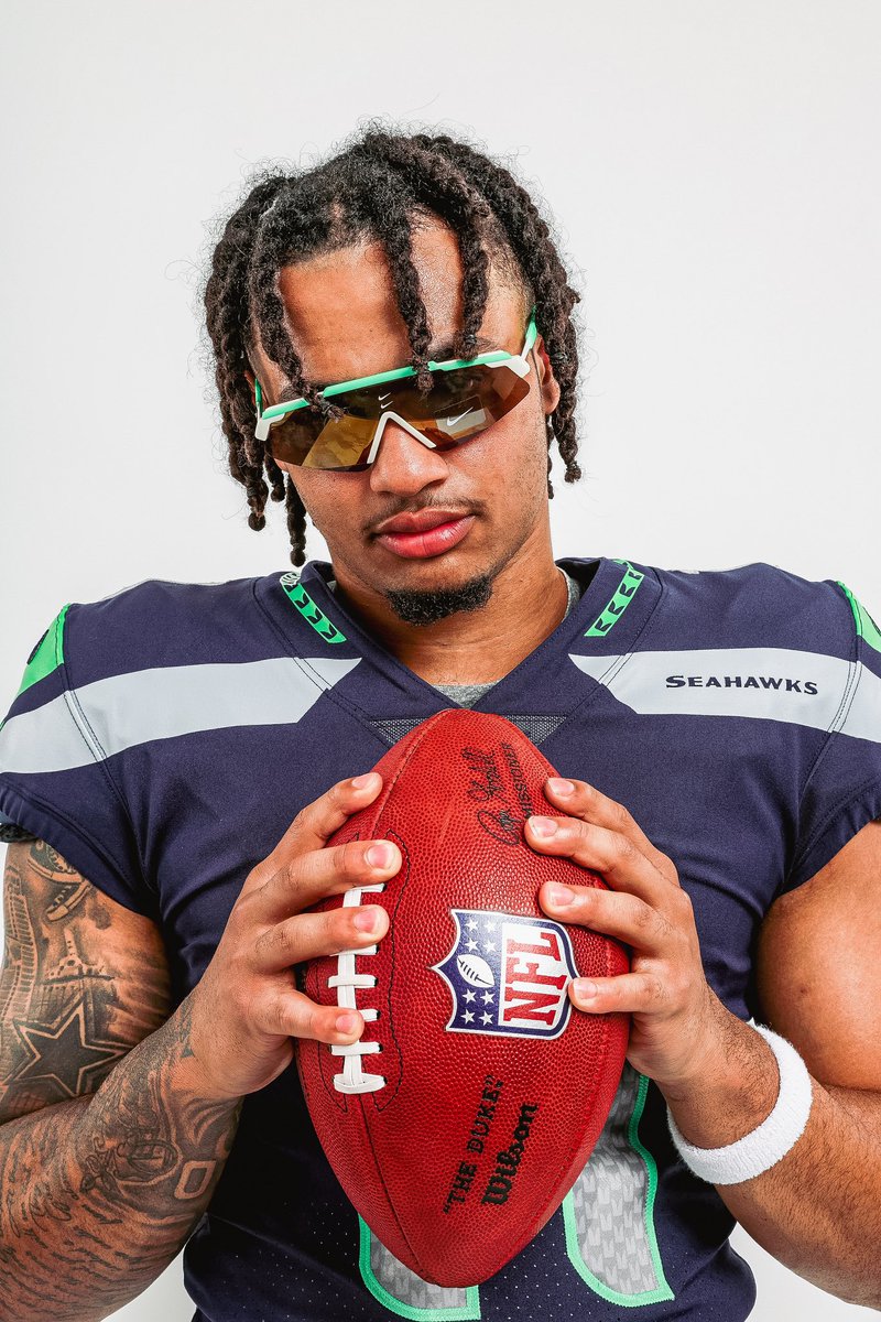 OhioStateFB's tweet photo. first look at 𝐉$𝐍 in the new look 💰 
        
@jaxon_smith1 | @Seahawks
             
📺: https://t.co/39QCJkamJX https://t.co/KIq9Ob3Unj