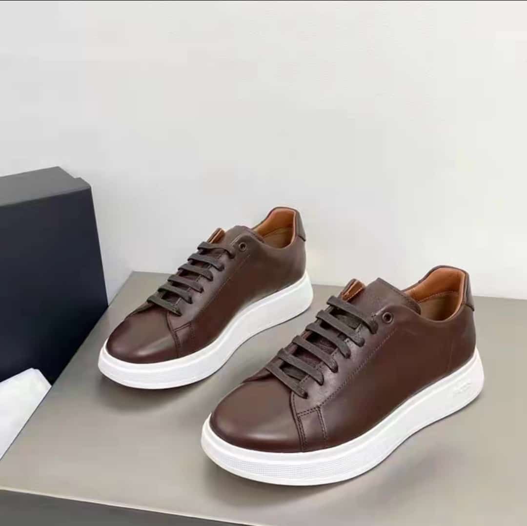 FoePrudence's tweet photo. Chez Homme lorsqu'on parle d'élégance on pense d'abord à la chaussure. Oui elle représente 45% du style vestimentaire réussi  si tu veux avoir un style vestimentaire unique et spécial J t'invite à t'abonner chez prudy shop 
disponible de 40 à 45 
https://t.co/9puhtxB4Ny https://t.co/MYEloY2OLo