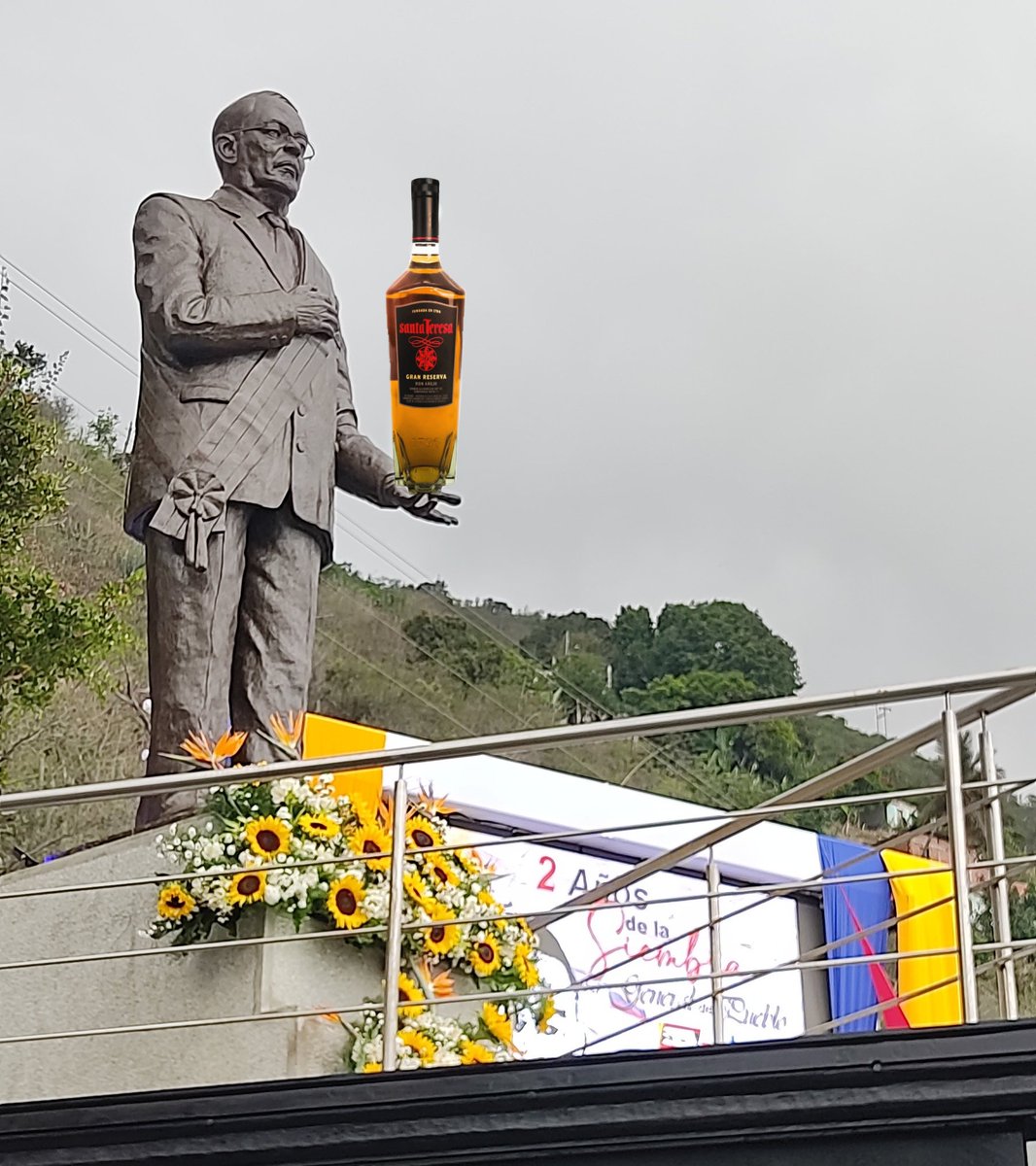 Lorkirs's tweet photo. Inauguran estatua en honor al General en Jefe Jorge Luis García Cañeiro en el estado La Guaira.

"Monumento patrocinado por Ron Santa Teresa"

¡Salud! 🍻 https://t.co/NpnS9x5pBg