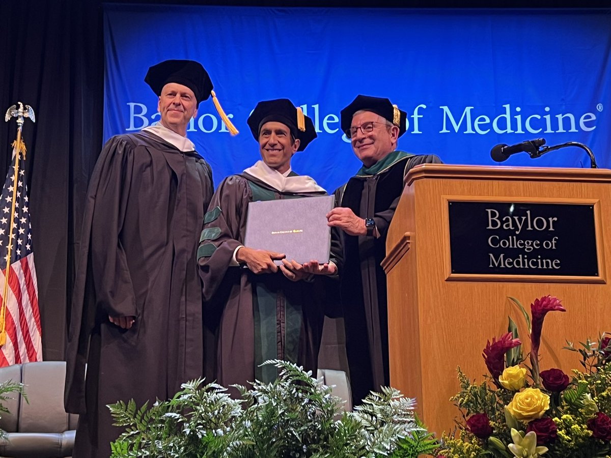 What an evening! First the MSTP graduation and then the honor of hooding newly minted Drs. @MoralesMantilla @Bailee_Kain @letriduy and thinking of Hannah Yan and @MarcusAFlorez who joined virtually. Hats off from Sanjay Gupta and all of us!