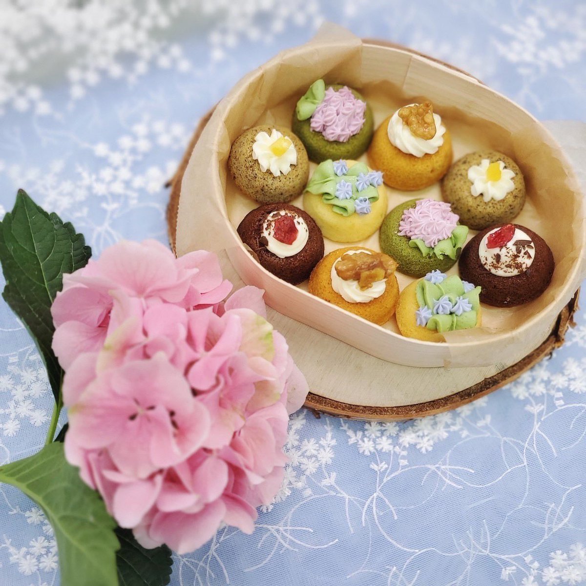 madeleinelapin's tweet photo. 二子玉川店限定
〈 マドレーヌとクリームのちいさなケーキ 〉
紫陽花デザインが登場してます☔️💠
⁡
カシスとハーブティー、抹茶で色をつけたチーズクリームでひとつひとつ紫陽花を絞りました🧁🌱
⁡
雨の日にも、少し気持ちが明るくなるスイーツです☺️ https://t.co/nR0NbX0hGz