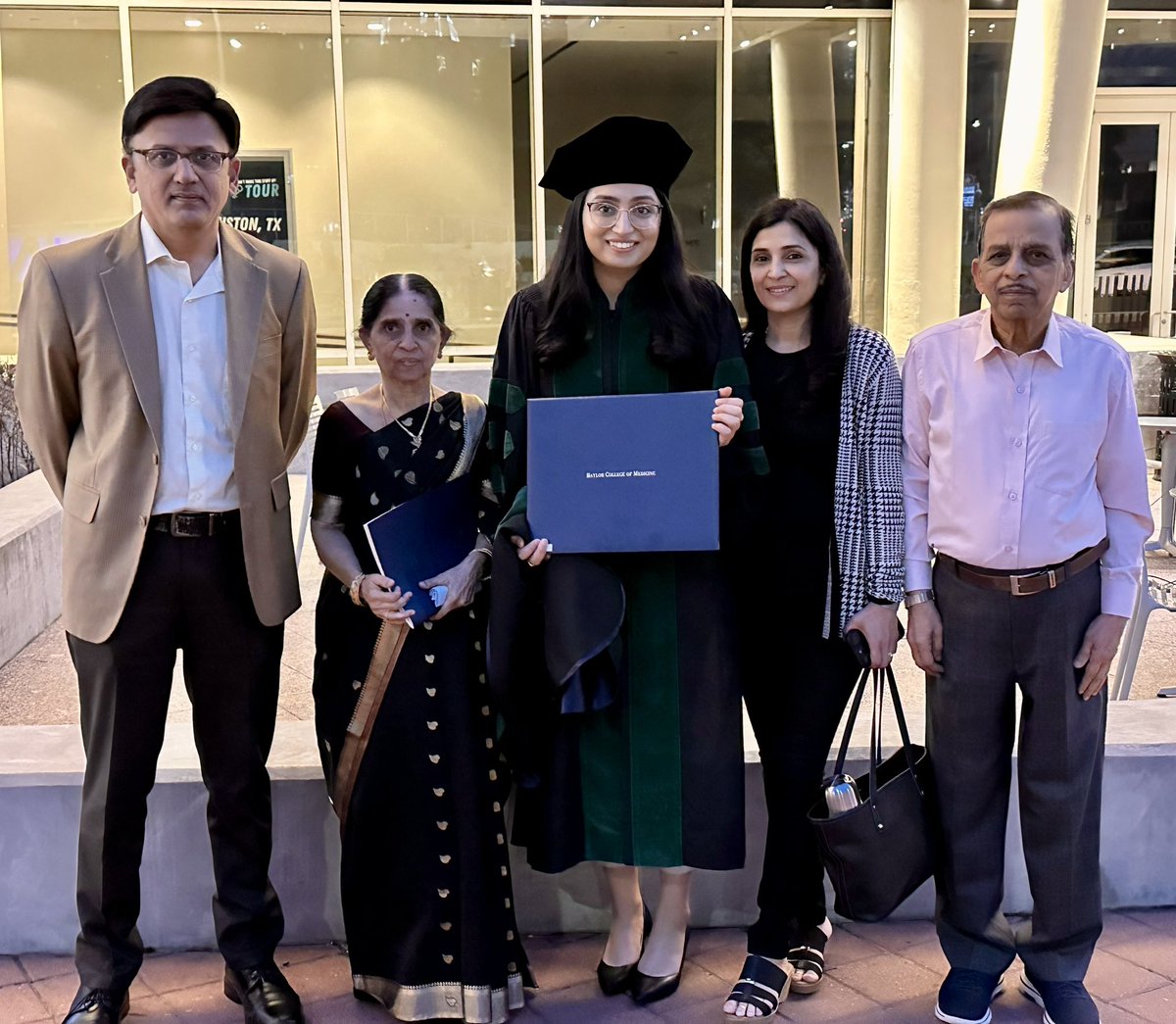 Celebrating the end of a phenomenal four years with the people who got me here ✨

Congrats to my fellow newly-graduated doctors! Excited to see what the future holds for us.

<a href="/bcmhouston/">BCMHouston</a> #MedTwitter