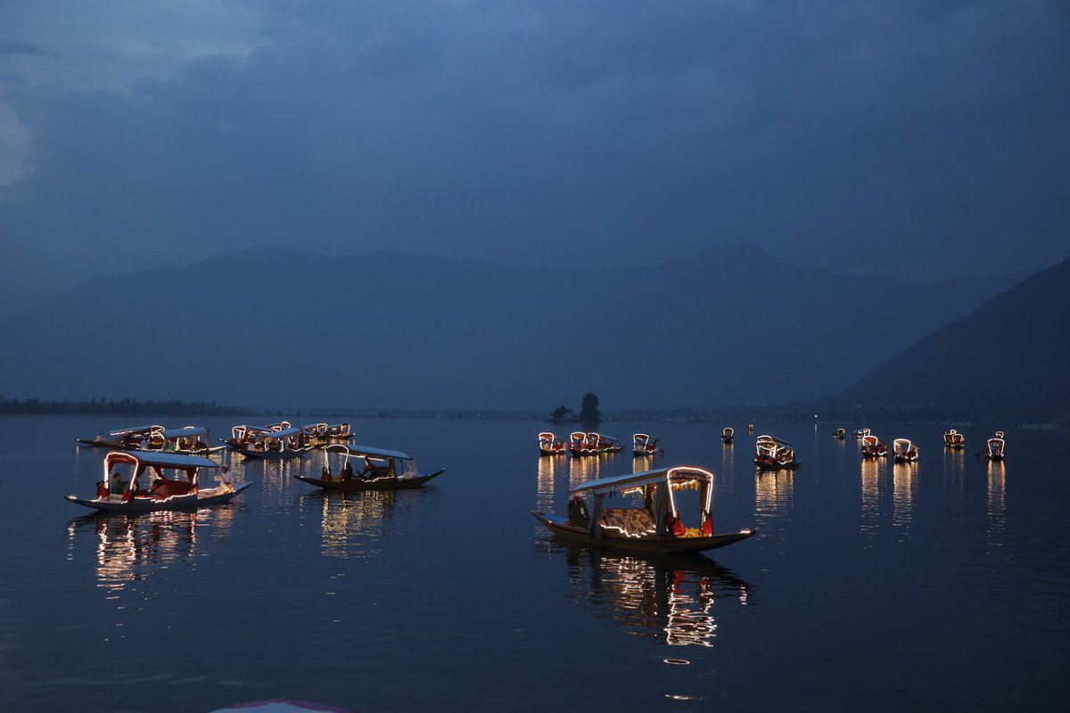 #DalLake #G20Kashmir
➡️ Also know as known as the 'Lake of Flowers'
'Jewel in the crown of #Kashmir'
➡️ Two islands- Sona &Rupa
➡️The floating gardens, known as “Raad.
➡️The wetland is divided  into four basins; Gagribal, Lokut Dal, Bod Dal and Nagin.
#G20Summit