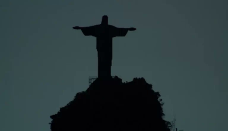 Solidária a sua dor
Vini,
Não ao racismo ✊🏿