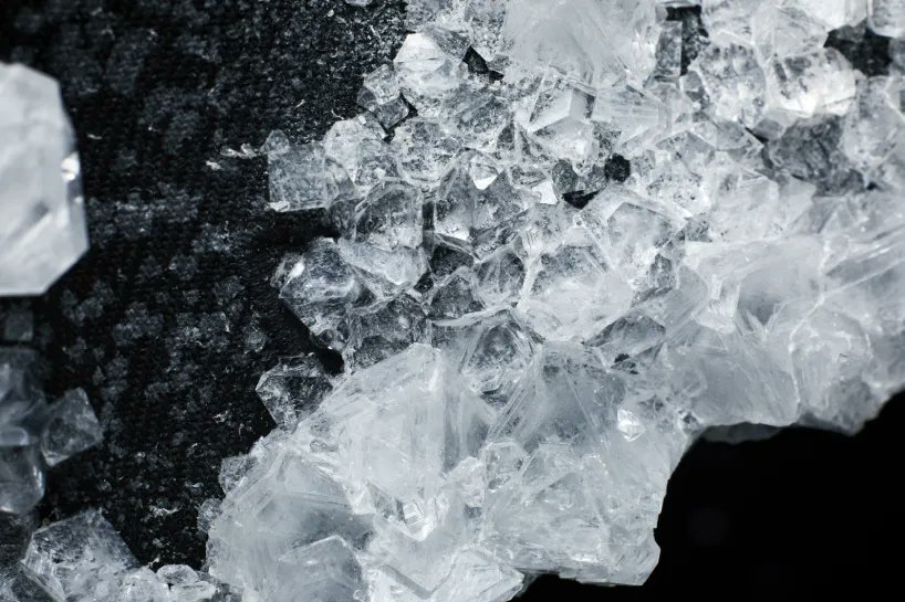 on alice potts’ wearable hats, liters of human sweat crystallize and mutate like frozen gems   designboom.com/art/alice-pott…