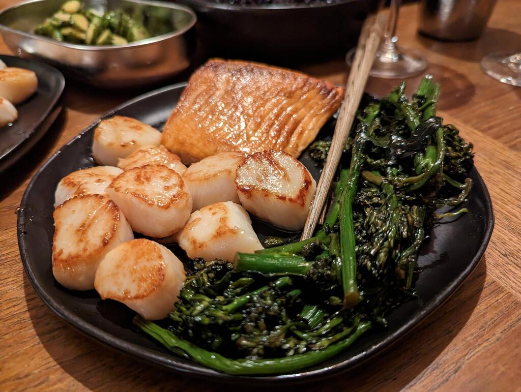 77Recipes's tweet photo. [Homemade] Scallops, salmon and broccolini https://t.co/zn7MHWe5q5 https://t.co/nmznYvaLXj