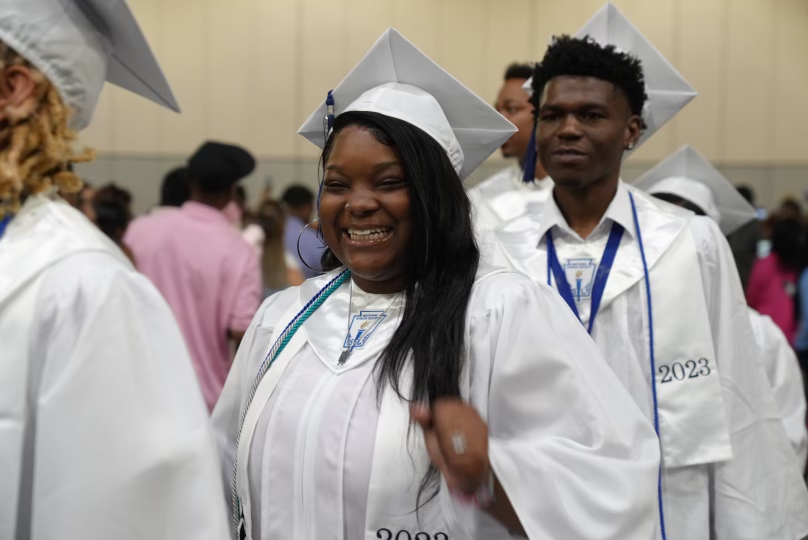 MSCSK12's tweet photo. Congratulations graduates! We celebrate each of you for this enormous achievement. Take a look at the highlights from today's commencement ceremonies! #WeStandOut
🔹Hamilton High School
🔹Kirby High School https://t.co/nh5OACmzey