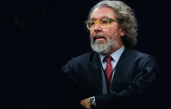 🚨Lava Jato

Afastamento do juiz Eduardo Appio pelo TRF-4 é "abuso inominável", diz Kakay

Saiba mais: tiny.cc/51a7vz