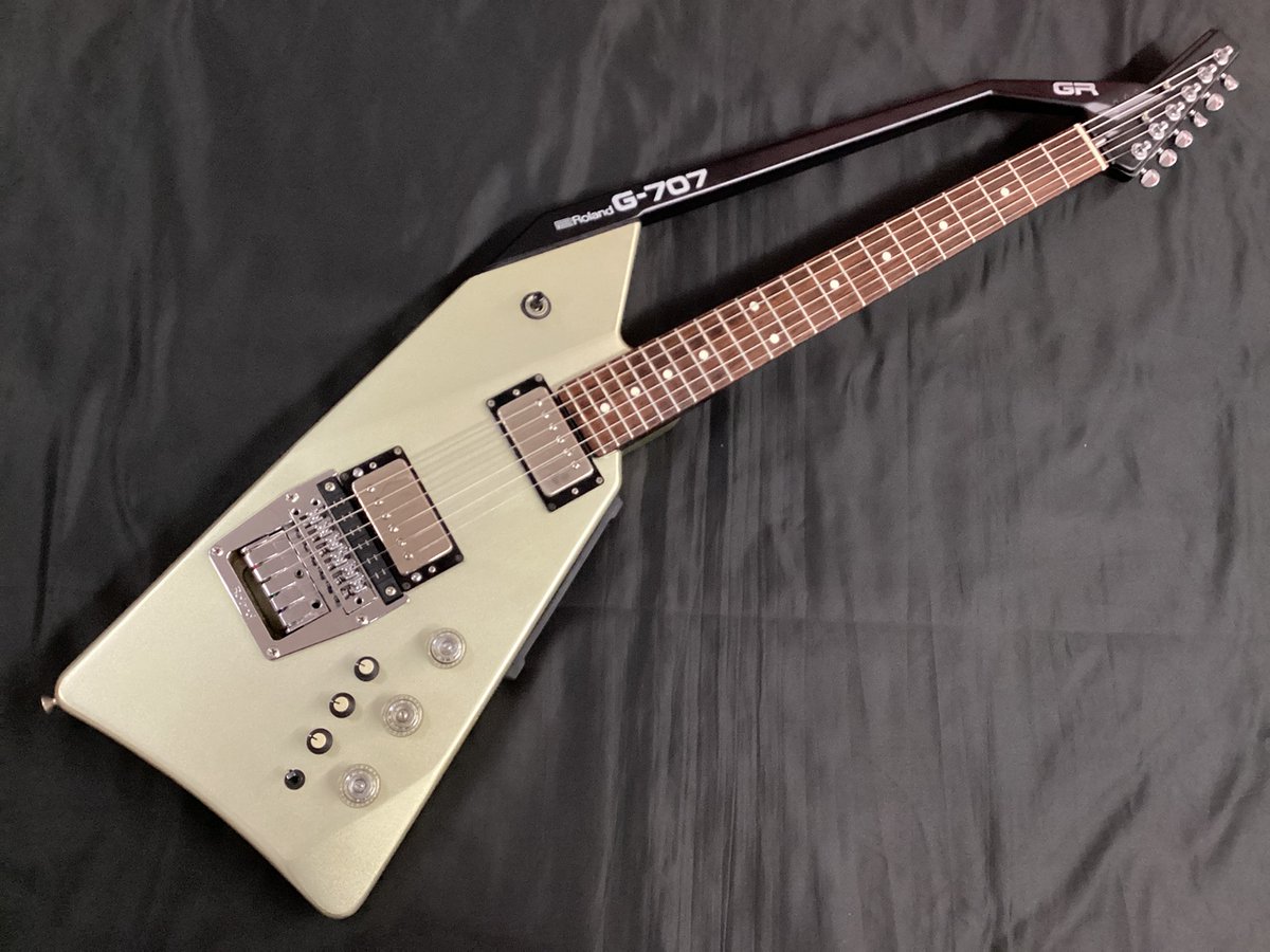 apollonmusic's tweet photo. 【新潟店】
#Roland 製、ギターコントローラーの G-707、ギターシンセサイザーのGR-700のセット!
独創的なスタビライザーを持つ近未来風デザインが特徴で、様々なアーティストが使用した歴史的名器です!
https://t.co/dm0mLM9Wyx
#初夏セール 対象商品です!
#G707
#GR700 https://t.co/XAqirvkhGB