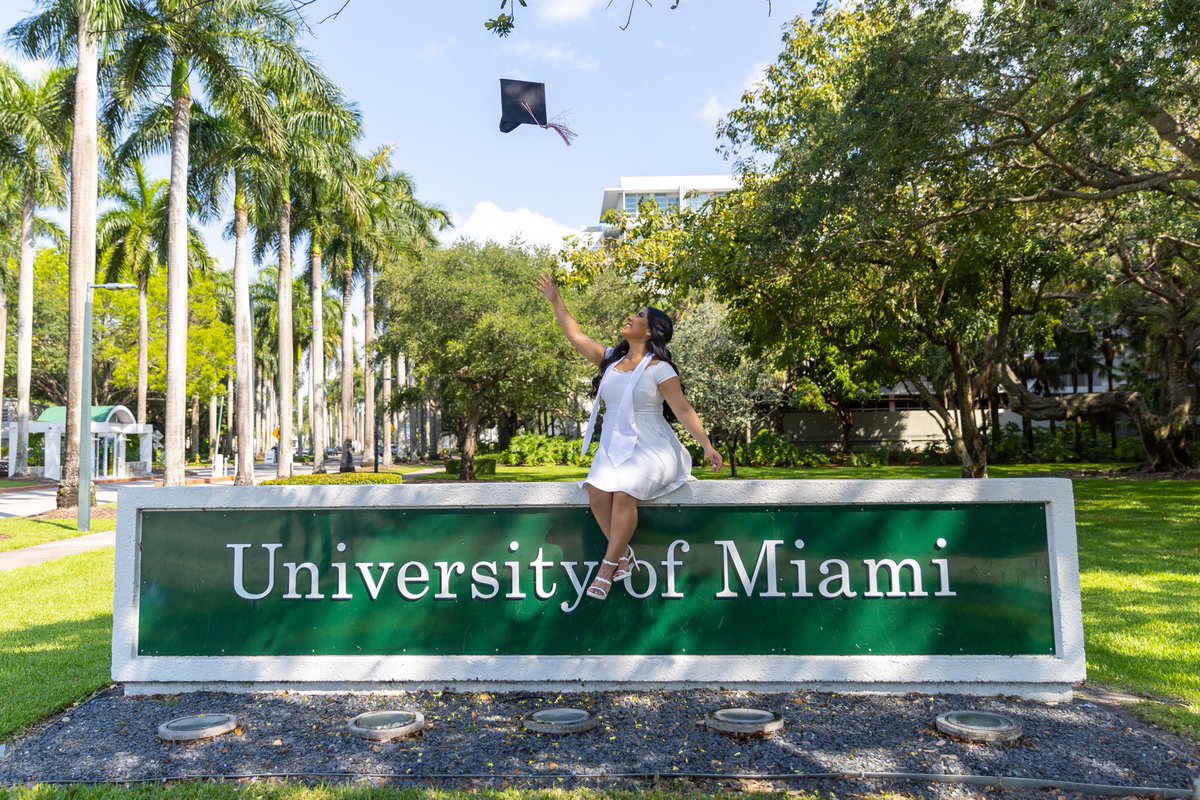 sarahjyruiz's tweet photo. Graduated with my Masters of Arts in Music Industry! @univmiami @frostschoolum #latinaswithmastees #womaninmusic https://t.co/OGGq9jkNqi