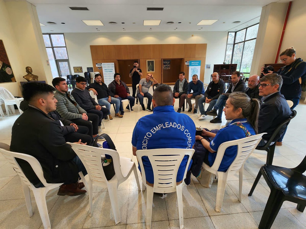 StreamComercio's tweet photo. No existe para el peronismo mas que una sola clase de hombres … 
“Los que trabajan” 
CONFEDERACIÓN DE LAS 62 ORGANIZACIONES JUSTICIALISTAS 
Hoy en San Vicente participamos de un gran plenario, con comisiones, debate y un documento final #ElCaminoEsLaUnidad✌️🇦🇷 https://t.co/GQ9SFrr1h0