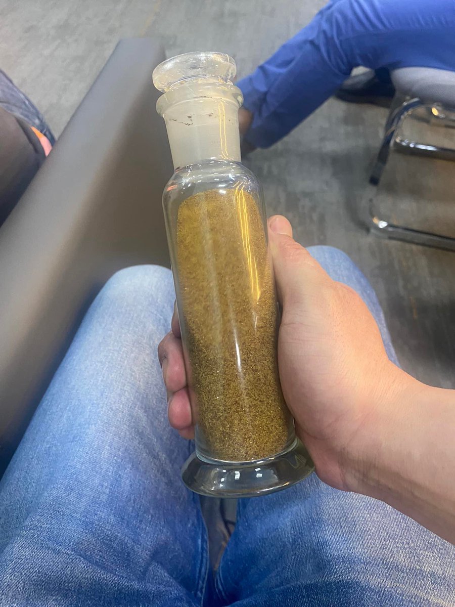 Нөгөө алдарт шар нунтаг гэдэг чинь энэ. 

Зөвхөн ийм хэмжээтэй нь л Улаанбаатарын бүтэн жилийн эрчим хүчний хэрэглээг гаргах хэмжээний тийм их энергийг дотроо агуулдаг. 

Хоёр толгойтой хурга, тугал гэдэг үлгэрээс хий хоосон айж явсаар, нүүрсний утаандаа жилийн жилд хордсоор