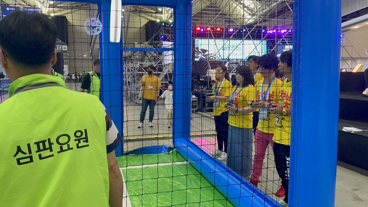 aya15507489's tweet photo. 5/17-20に韓国で開催された第一回FIDAドローンサッカー世界選手権クラス20の部で、ええやん!大阪チームは【銀メダル🥈】を獲得しました✨🎉😆
本場である韓国の強さも体感でき、すっごく楽しく、本当に貴重な経験を積ませていただき、感謝です🥰🍀
#dronesoccer
#FIDA
#KDSA
#entertaiment https://t.co/kheKJzbRfv