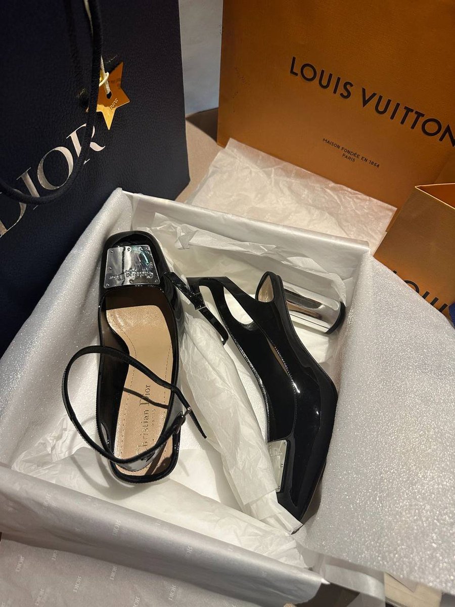 Love these shoes, can anyone give me some advice? Maybe I've had my eye on them for a long time, Dior. I don't know what to choose.