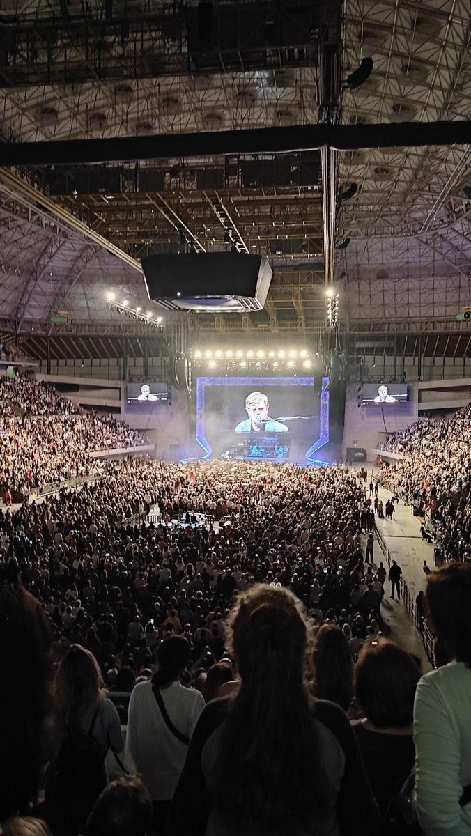 mireiamorerae's tweet photo. Elton John a Barcelona . 76 anys i un concert de dues hores i mitja. No ha vingut per fer un comiat d'estrella, ha vingut a oferir un concert d'una qualitat excepcional i a reafirmar-se com un dels millors músics de les últimes dècades. Gràcies per ser una inspiració, t'enyorarem https://t.co/8g0k8SRjo6