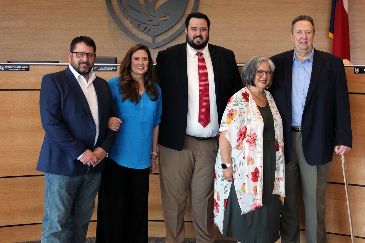 EMSISD's tweet photo. Board mtg: Two long serving board members, Place 6 Board Secretary Elizabeth Lopez Hatley and Place 7 Trustee Donna Webb stepped down off the board tonight after not seeking reelection. Their positive, decades long impact on EMS ISD cannot be overstated. #EMSproud #EMScommUNITY https://t.co/BEzPdl0yBY