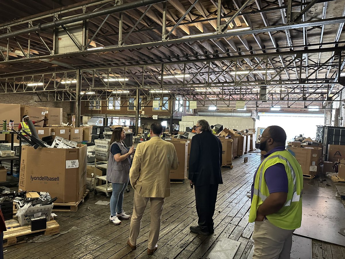 Shoutout to Shannon Fertitta & her @CACRCRecycles team for an excellent tour today! Digital navigators w/the La. Statewide Digital Inclusion Pilot learned how CACRC recycles, refurbishes & redirects low-cost devices to those in need.

@louislibraries @LA_Regents #digitalequityNOW