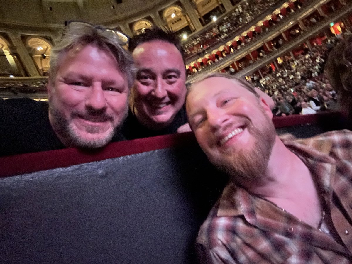 Banfibill's tweet photo. Highlight of the evening was seeing Derek SLAY IT at the Jeff Beck tribute concert @DerekAndSusan  Simply Awesome……..see you tomorrow https://t.co/rdatIbhtjd