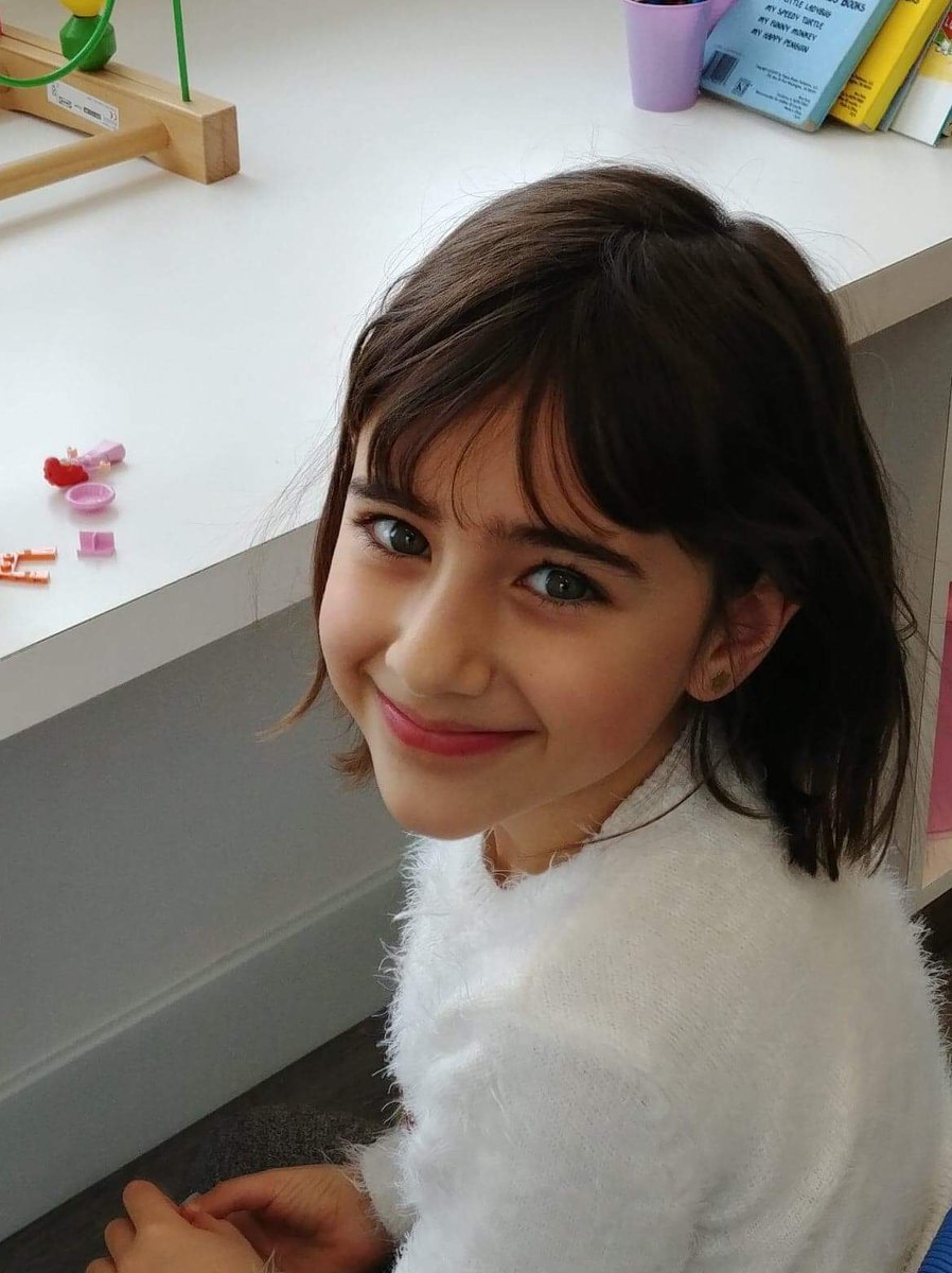 عزیزم ری‌را،

اگر جمهوری اسلامی نبود فردا دوم خرداد ۱۳ ساله می‌شدی. به عهدم پایبندم دخترم. پرونده‌ی قتل عمد شما، مامان و همسفران بی‌گناهتان در PS752 بعد از پنج هفته‌ی دیگر به دادگاه لاهه ارجاع خواهد شد. آرزوی قلبی من نشاندنِ آمرین و عاملین تمام جنایات چهار دهه‌ی گذشته بر نیمکت