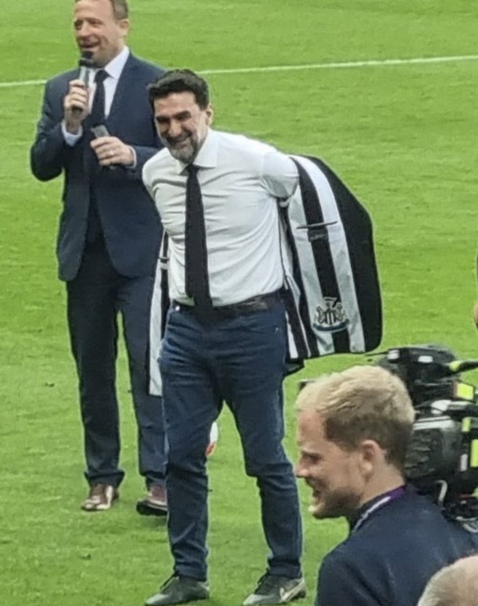 Magpie24_7's tweet photo. This is without a doubt the best lining on a suit I've ever seen!!

#NUFC https://t.co/521ArlwhWV