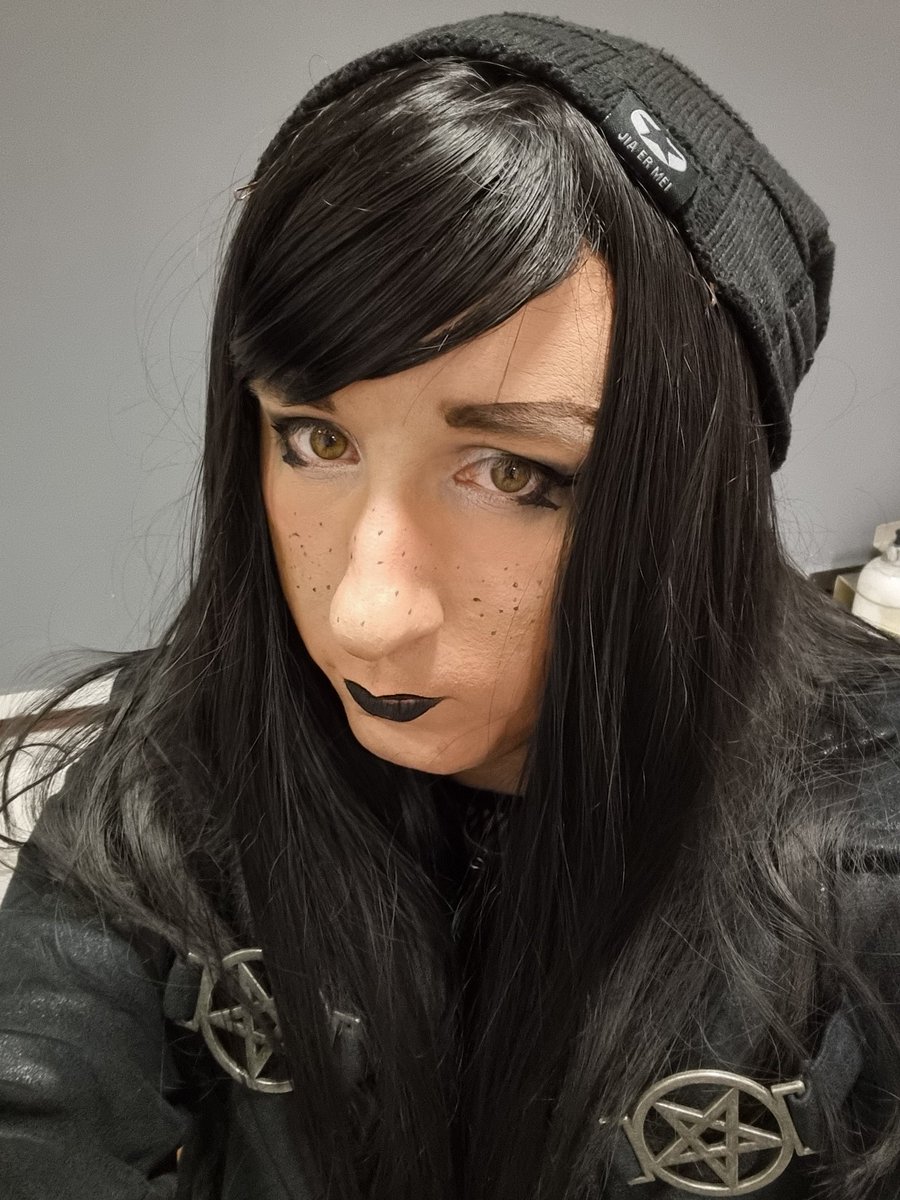 NatMLRJ1's tweet photo. @GennaBain Have some genderfluid Goth 🖤 https://t.co/fpjmq0YkQF
