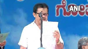 umesh_anush's tweet photo. ಅಸೀಫ್ ಸೇಠ್ (ಬೆಳಗಾವಿ ಜಿಲ್ಲೆ)
ಖನೀಜ್  ಫಾತಿಮಾ (ಕಲ್ಬುರ್ಗಿ)
ಜಮೀರ ಅಹ್ಮದ್ ಖಾನ್ (ಬೆಂಗಳೂರು)
ಯಾರಿವರು?
ಇವರು ಶಾಲೆ ಸೌಲಭ್ಯದಿಂದ, ಓದಿನಿಂದ ವಂಚಿತರಾದ ನಿರ್ಗತಿಕರಲ್ಲ. 

ಕನ್ನಡ ಬಾರದ ಕನ್ನಡ ನಾಡಿನ ಶಾಸಕರು.
ಇವರು ಕನ್ನಡಿಗರ ಪ್ರತಿನಿಧಿ ಹೇಗಾಗಬಲ್ಲರು? 
@CMofKarnataka 
ಕನ್ನಡ ಕಡ್ಡಾಯ ಕಲಿಕೆ ಬಗ್ಗೆ ಏನು ಕ್ರಮ ಕೈಗೂಳ್ಳುವಿರಿ? https://t.co/o7DYKIVAqb