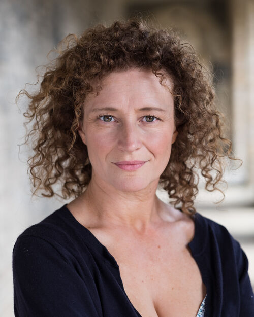 WookShowcase's tweet photo. Anna Francolini is an English actor from Chertsey, England who was born in the early 1970s. The actor portrayed the Imperial Emigration Officer Falthina Sharest in the 2018 Anthology film, Solo: A Star Wars Story. While their character remained unnamed in the film, Sharest was... https://t.co/wQqsf1mTKq