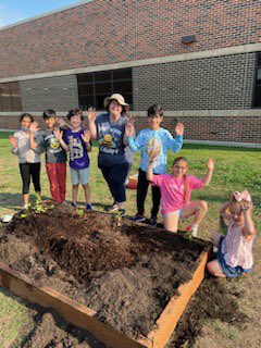 JenaSalomon's tweet photo. Our @LiscanoElem garden club, led by @TheBartonBuzz, was at it early this morning getting our 3rd bed filled and planted!! #LiscanoProud #LiscanoEXTRA5 https://t.co/dQGJN56z33
