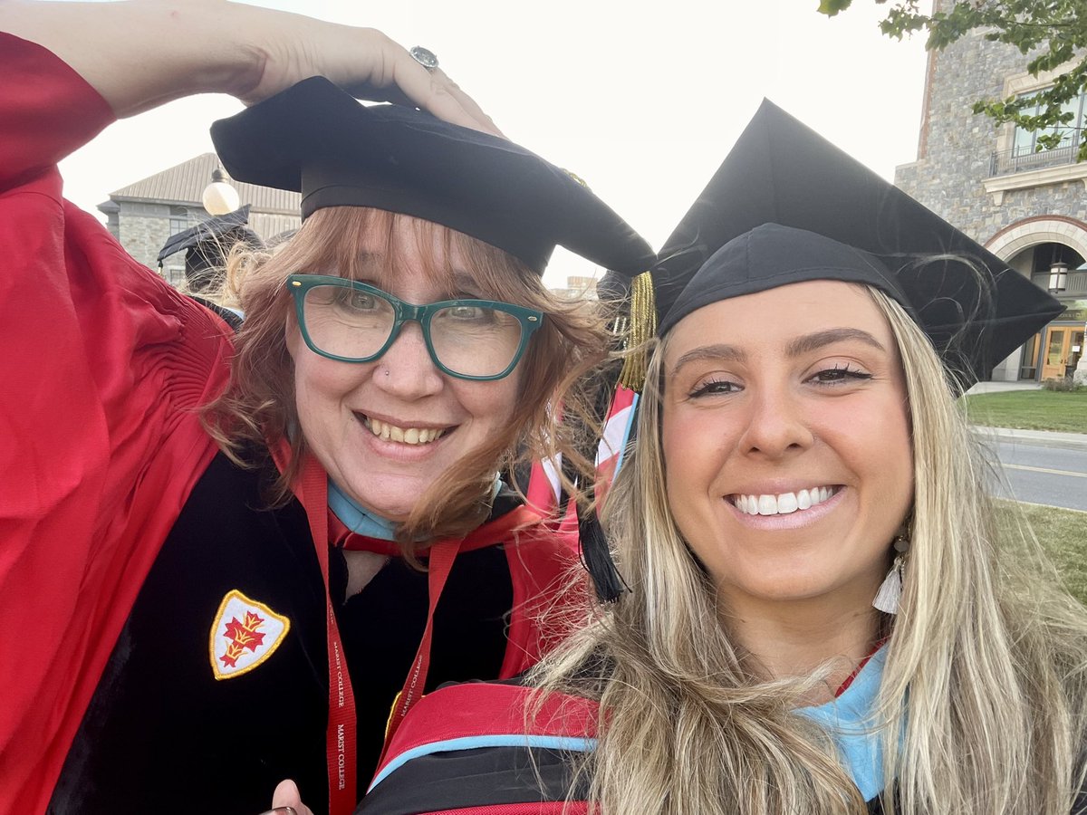 apalmiero_educ's tweet photo. This weekend, I graduated with my MSEd and received the Outstanding Graduate Education Award, which recognizes my outstanding academic achievement, positive impact, and work in the community. 

It was a great honor to receive this award and be surrounded by the best faculty! ❤️🦊 https://t.co/qWV04zzypY