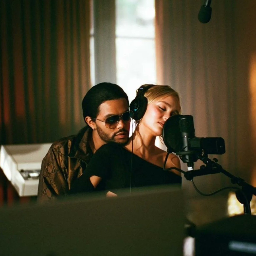 GENTE? The Idol é detonada pela crítica em Cannes:

"The Idol ou 50 Tons de Tesfaye? Parece a página inicial do PornHub, estrelando as aréolas de Lily Rose-Depp e o rabo de rato gorduroso do The Weeknd."