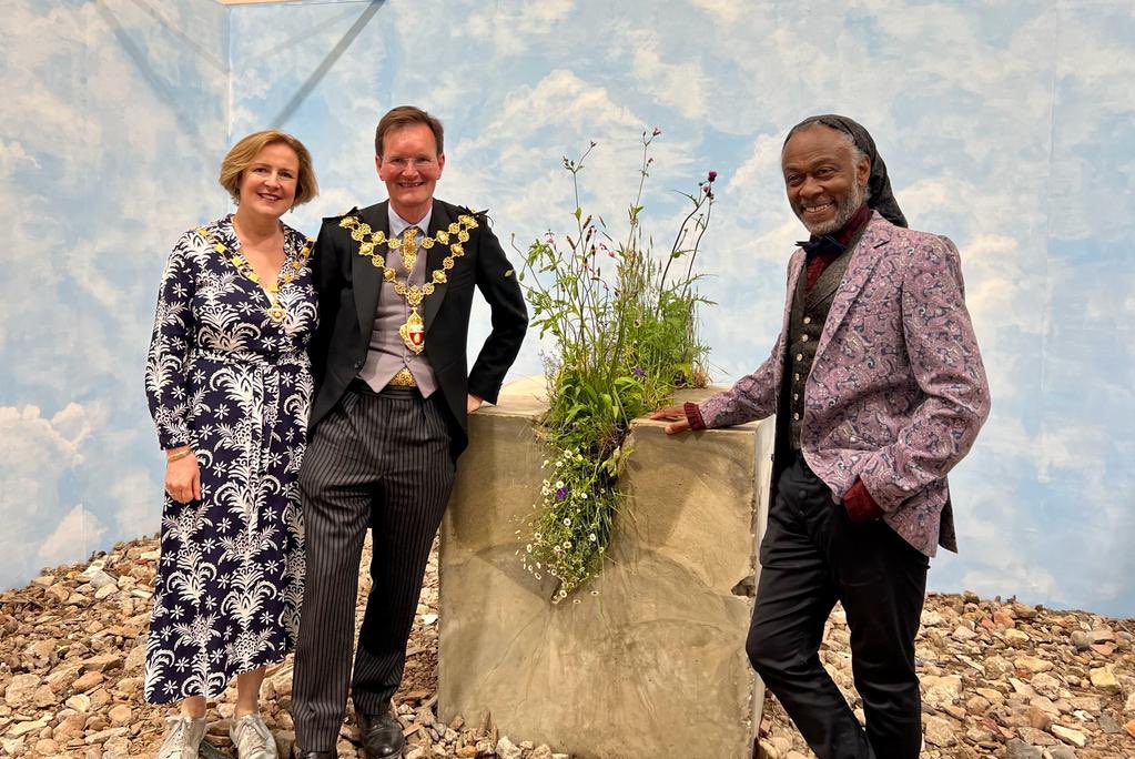2/2 Really enjoyed meeting garden designer Danny Clarke in his @grow2knowcic garden ‘Closing the Green Gap’ at <a href="/The_RHS/">The RHS</a> Chelsea Flower Show.

Grow2Know was born in response to the Grenfell Tower fire &amp; this installation of concrete &amp; wildflowers focuses on the work yet to do.