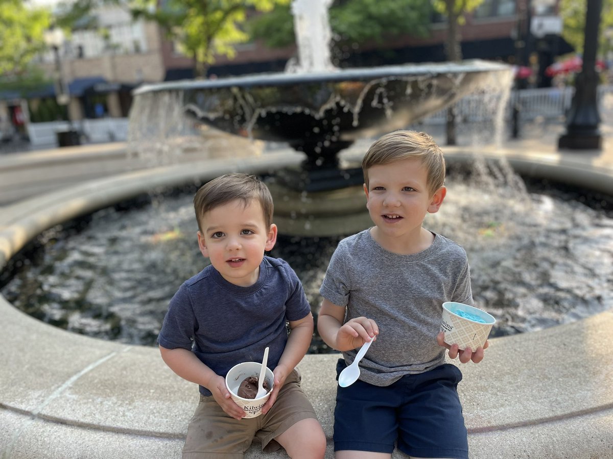 Hard to beat ice cream by the fountain on a beautiful evening in <a href="/ArlingtonHtsGov/">ArlingtonHeightsIL</a> #D25ItsPersonal