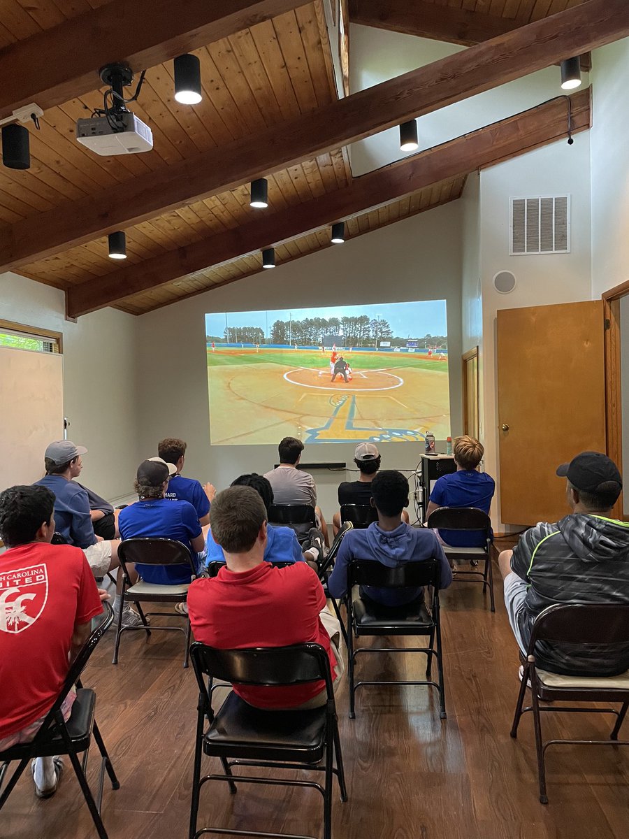 HammondSports's tweet photo. Skyhawks tuned in on the senior trip!! https://t.co/qXkTuHjol1